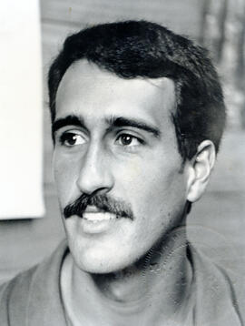 Fotografía con la imagen del señor Luis F. Aragón, profesor de Educación Física de la Universidad...