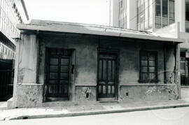Fotografía de una residencia construída a mediados de este siglo con materiales de cemento y zinc...