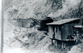 Fotografía de la construcción de un túnel ferroviario en la milla 48½. Se observa parte del túnel...