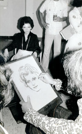 Fotografía del dibujo que realiza un artista chino de la Dra. Marina Volio de Trejos Ministra de ...