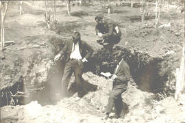 Fotografías relaciónadas con un entierro indígena en el Cementerio de Cinco Esquinas. Se observan...