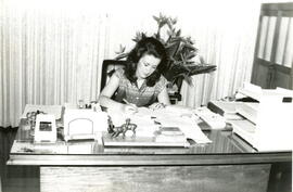 Fotografía de la señora Subdirectora del Archivo Nacional, Virginia Chacón en su oficina San José