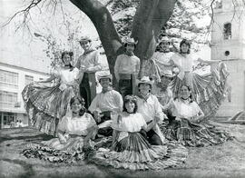 Fotografía del grupo de bailes folclóricos del Archivo Nacional integrado por Lorena Rodríguez Al...
