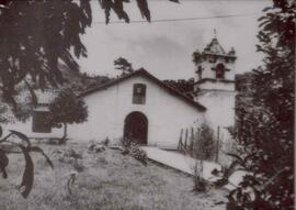 Fotografía de la iglesia Colonial de Orosi, construida en el siglo XVIII. Se caracteriza por su o...