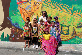 Fotografías de la entrega del mural comunitario de "IntegrArte". Participaron: Signe Ze...
