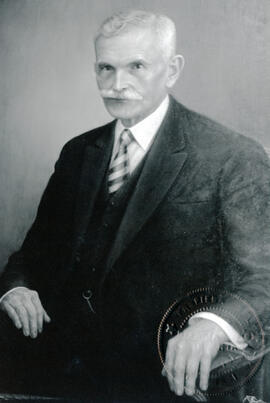 Fotografía con la imagen del retrato del Lic. Octavio Beeche Castro, Presidente de la Corte Supre...