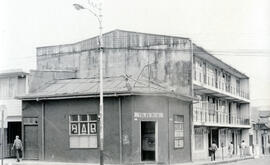 Fotografía del Bar La Alcancía y varias residencias situadas en avenida 12, calle 1-3 San José