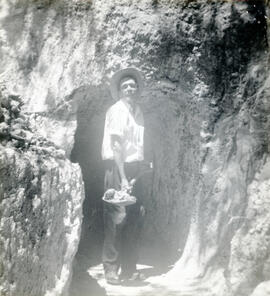 Fotografía del minero Tomás Salazar Peñaranda, en el momento deextraer muestras de tierra aurífer...