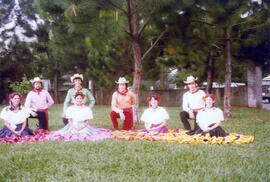 Fotografía del grupo de bailes folclóricos del Archivo Nacional, durante un descanso del concurso...