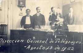Fotografía con la imagen de algunos funcionarios de la Oficina Central en la Dirección General de...