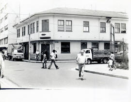 Fotografía del edificio de la Botica del Carmen, toma frontal. Situada en calle 3. avenida 5. San...