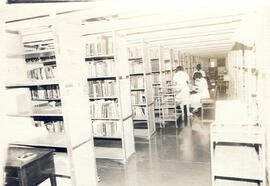 Fotografía con la imagen del área de libros acervo número1 de la Biblioteca Nacional. San José