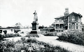 Fotografía del monumento al expresidente Jesús Jiménez en 1909, situado en el parque del mismo no...