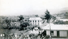 Fotografía de una procesión en Santo Domingo de Heredia, al costado noroeste de la Basílica. Casa...