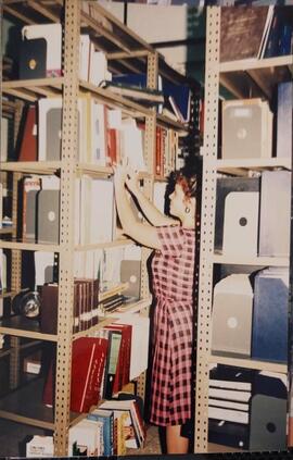 Fotografía de una trabajadora en el Centro de Documentación de la Corporación Bananera Nacional a...
