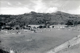 Fotografía panorámica al suroeste de San Pablo de León Cortés. Se observan el parque y cancha de ...