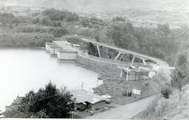 Fotografías panorámica de la represa hidroeléctrica de Cachí. La casa de máquinas está ubicada 4 ...