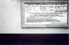 Fotografía de la tabla de correcciones para el reloj de sol, que se encuentra en avenidas 3 y 5, ...