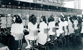 Fotografía de oPerúdoras del antiguo sistema telefónico. En la toma se observa la central telefón...