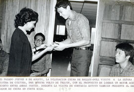 Fotografía con la imagen de miembros de la delegación china de balleyball en una visita al despac...