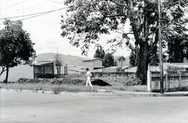 Fotografía de una residencia recién demolida en avenida 10, calle 21-23, Barrio Luján San José