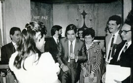 Fotografías de Oscar Arias Sanchez, Presidente de la República,1986-1990 en el momento de lanzar ...