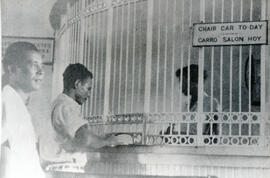 Fotografía del puesto de venta de tiquetes en la estación de Limón. Se lee un rótulo que dice Cha...