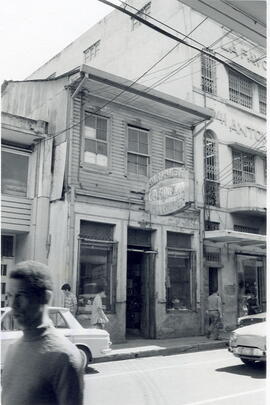 Fotografía del edificio del Almacén La Fianza, situado en avenida 0, calles 8 y 10, acera norte S...