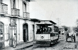 Fotografía de la avenida central de San José de este a oeste. Se aprecia un carro de tranvía en s...