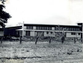 Fotografía de una escuela construida por el Ministerio de Obras Públicas y Transportes no se espe...