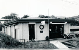 Fotografía de la fachada del edificio de la sucursal de Correos y Telégrafos de Costa Rica CORTEL...