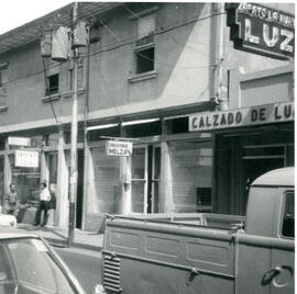 Fotografía del edificio de eaciones Melza Ltda. Situada en avenida 0, calles 11 y 13, acera sur S...