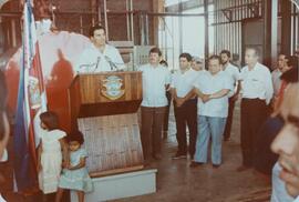 Fotografía de un grupo de hombres, entre ellos el expresidente Luis Alberto Monge Álvarez con cam...