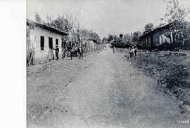Fotografía de la carretera al cantón Santo Domingo, primera sección. Se observan escenas del pueb...