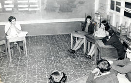 Fotografía de una reunión de los vecinos de La Trinidad de Moravia en un centro de enseñanza San ...