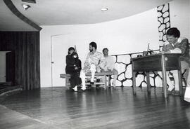 Fotografía del grupo de Teatro del Archivo Nacional, en la obra Todo por unos trastecillos despre...