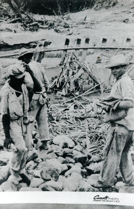 Fotografías de varios derrumbes de 1949 y 1951. Se observan tomas aéreas y terrestres con la líne...