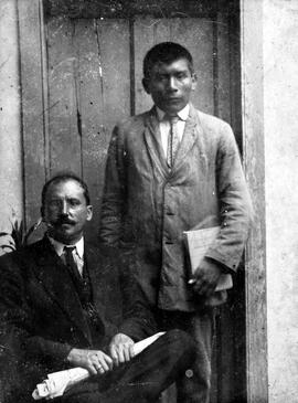 Fotografía de José Fidel Tristán Fernández posando junto a una persona con rasgos de aborigen