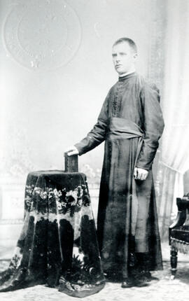 Fotografía de un sacerdote de finales siglo XIX y principios de XX. Se observa vestimenta y mobil...