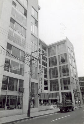 Fotografía de la fachada del Edificio Cristal. Situado en avenida 1, calle 1 y 3 San José