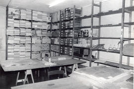 Fotografías de la oficina del Archivo Nacional donde se solían describir y reparar mapas y planos...