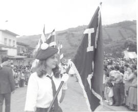 Fotografía de un desfile de los alumnos del Colegio de Zarcero y de las instalaciones físicas. Al...