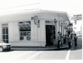 Fotografía del edificio de la Farmacia Chavarría. Vista lateral. Ubicado en calle 2, avenida cent...