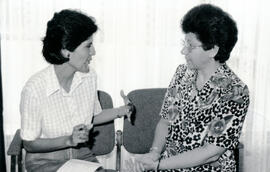 Fotografía de Danelia Mendoza, becaria de Nicaragua y Luz Alba Chacón León, Directora General del...