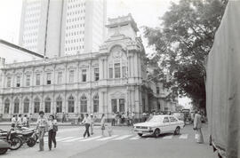 Fotografía del costado sur del edificio de Correos y Telégrafos, situado en avenida 1 y calle 2 S...