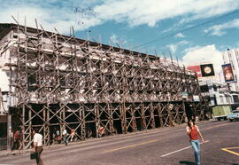 Fotografía vista del antiguo Teatro Raventós en reparación. Futuro teatro Melico Salazar. Avenida...