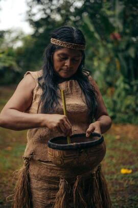 Fotografías artísticas de indígenas maleku en las orillas de Río Celeste en Guatuso de Alajuela