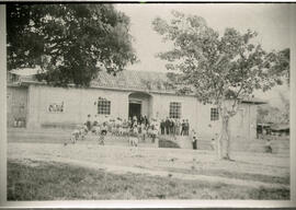 Fotografía de estudiantes, profesores y padres de familia de la Escuela de Atenas. Alajuela, Cost...