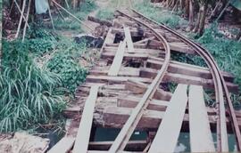Fotografía de los daños en las líneas del tren después del terremoto de Limón