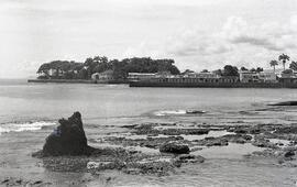 Negativo de panorámica del mar de Limón